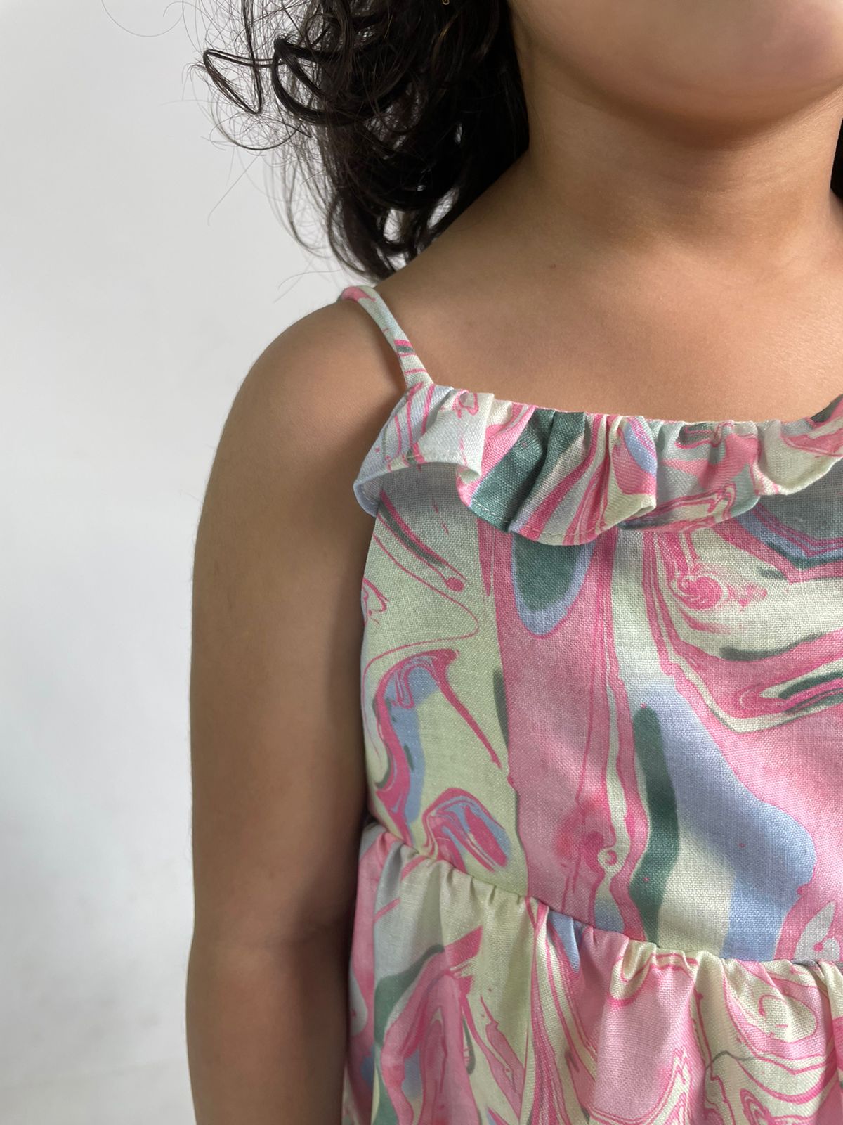 Rosa Spaghetti-Kleid mit Rüschen