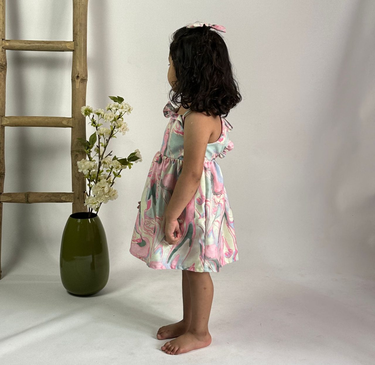 Rosa Spaghetti-Kleid mit Rüschen