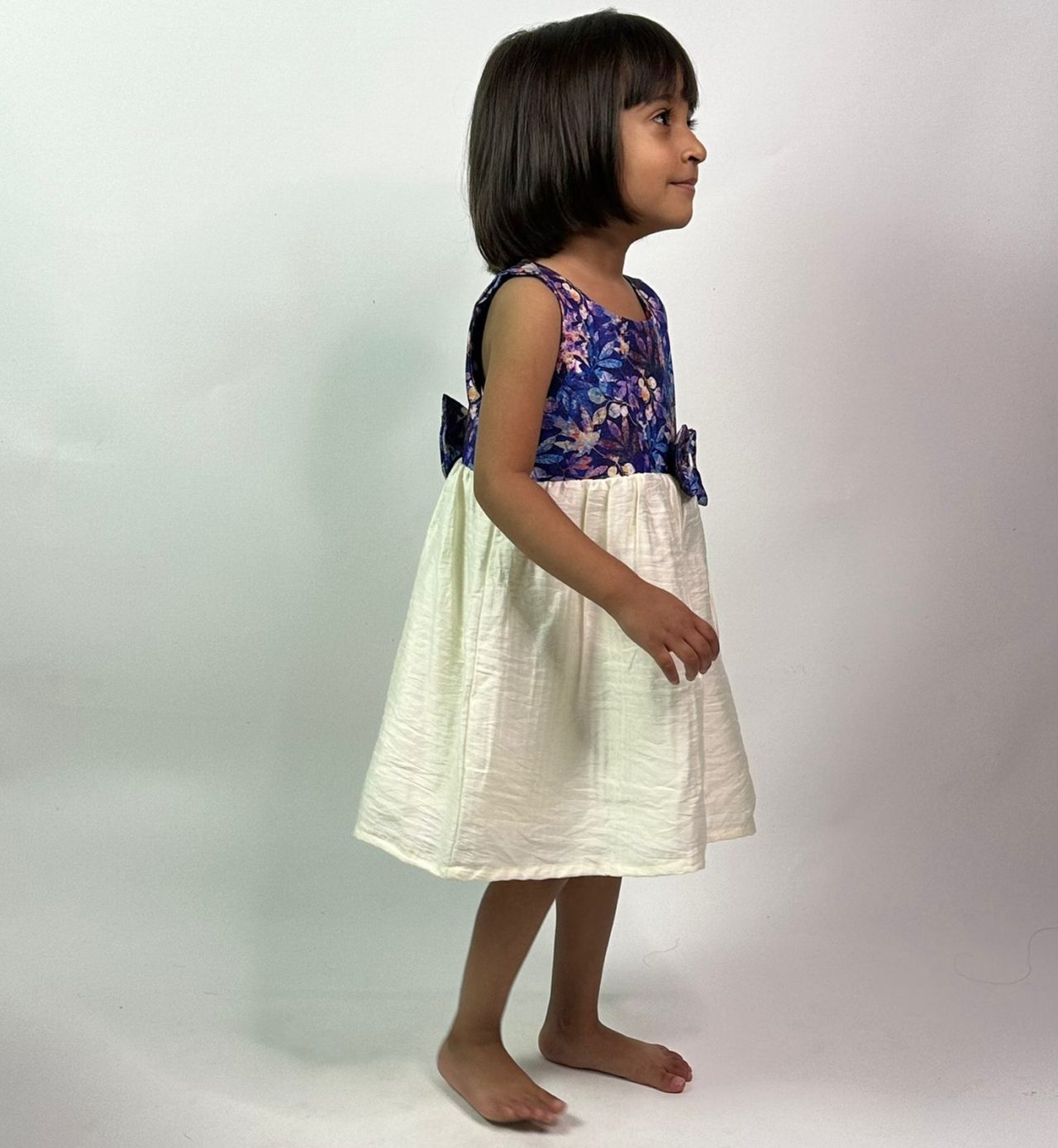 Kleid mit cremefarbenem und violettem Blattdruck