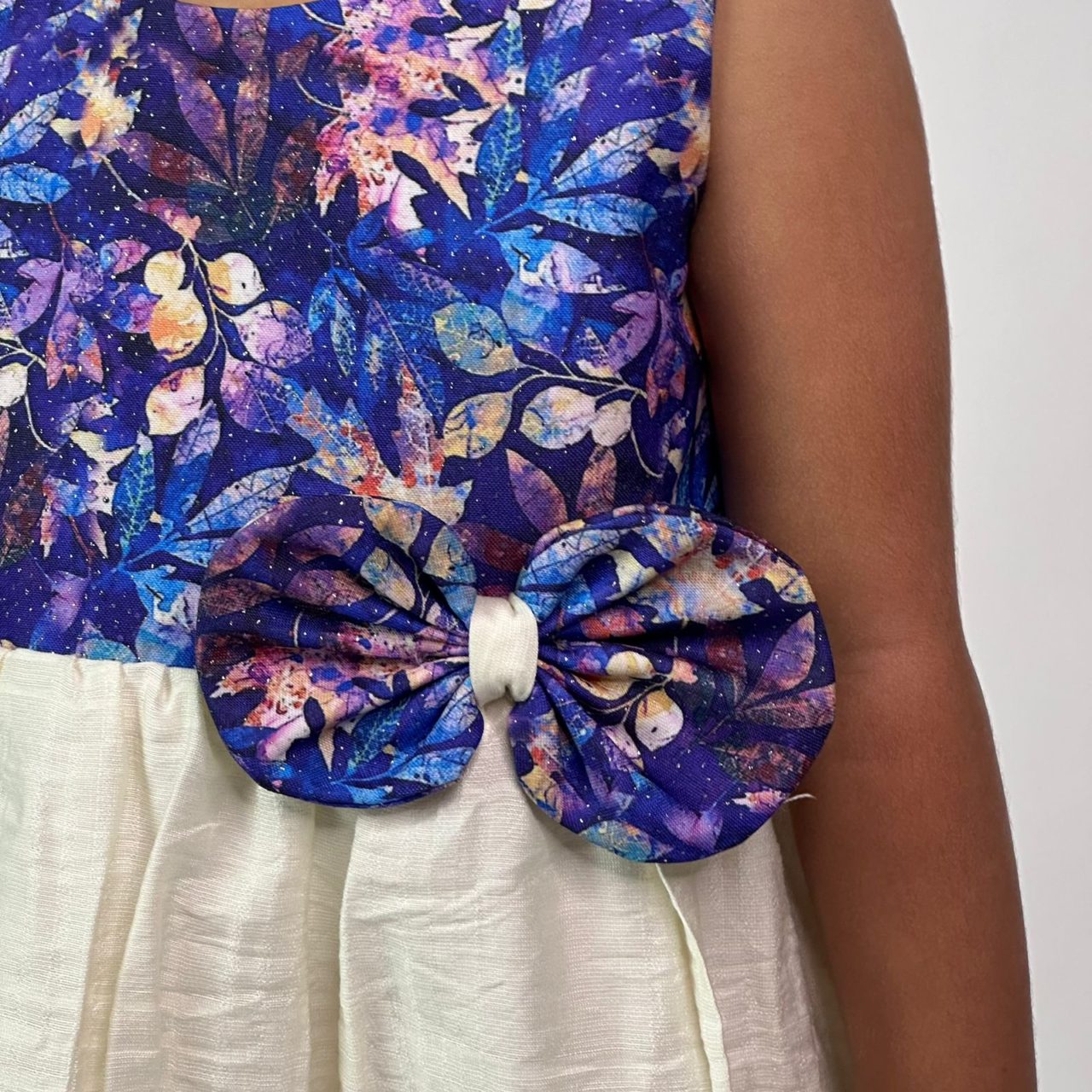Kleid mit cremefarbenem und violettem Blattdruck