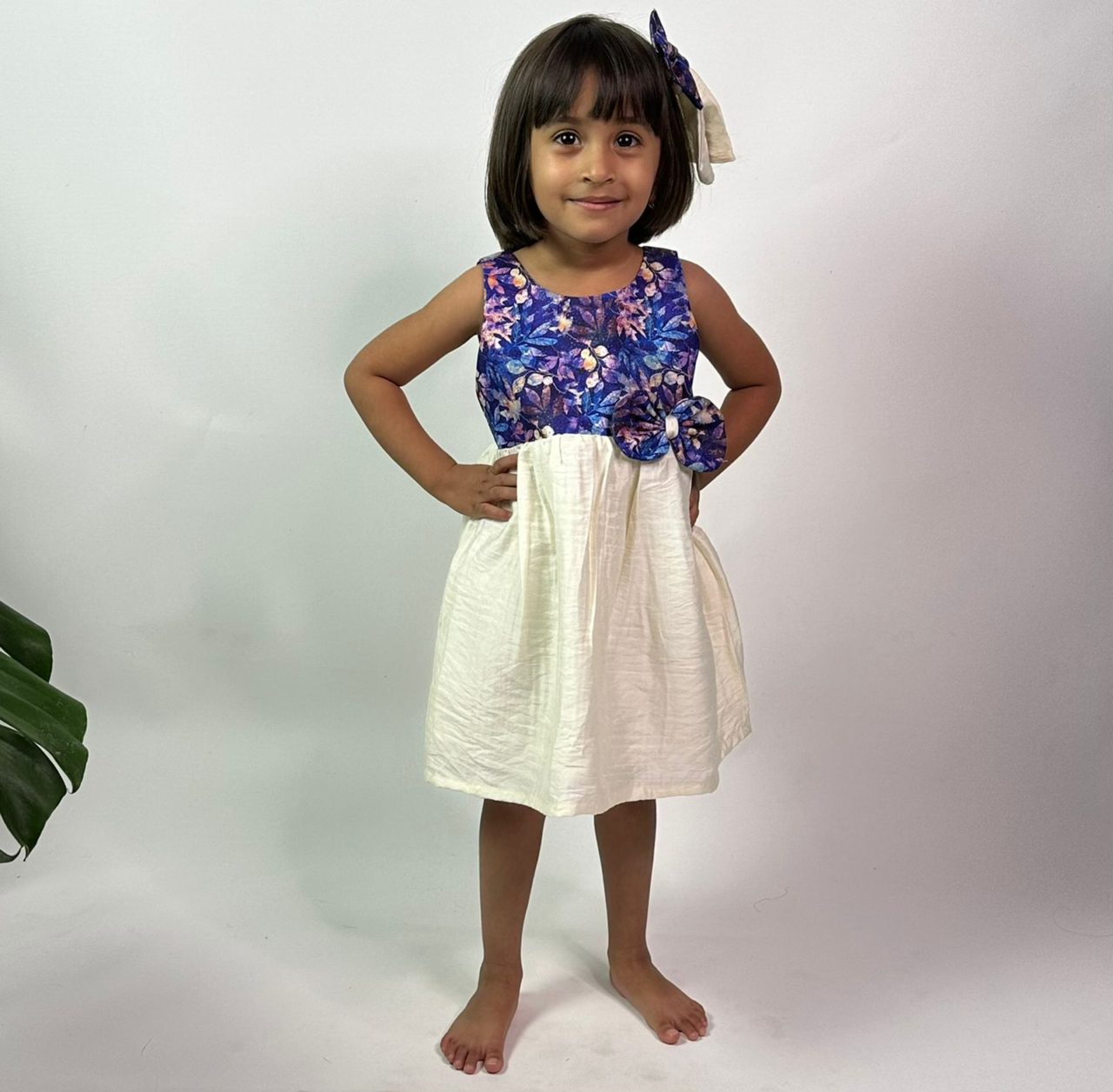Kleid mit cremefarbenem und violettem Blattdruck